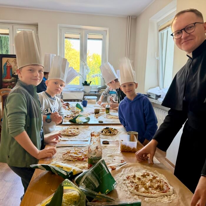[LSO] Kandydaci i ministranci od kuchni! Warsztaty robienia pizzy z s. Kornelią i p. Edytą 🍕👨‍🍳